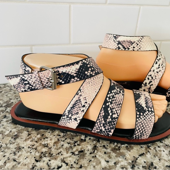 Qupid Women’s Flat Gladiator Sandals Snake Skin Strap Design - Picture 5 of 11